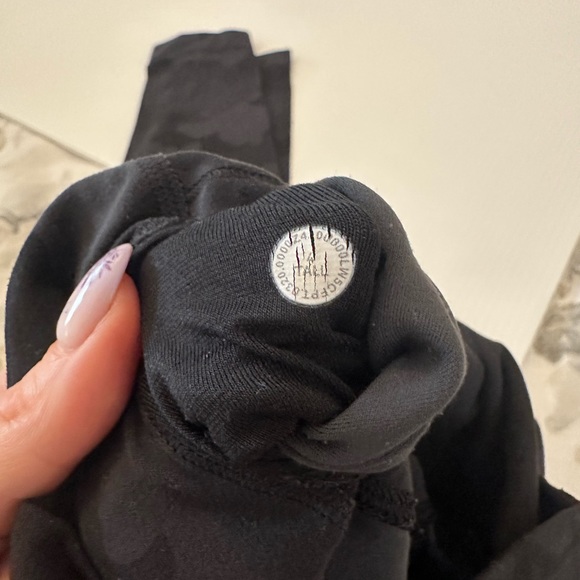 ✨✨✨lululemon Align™ High-Rise Pant 31" Size 4 Black Camo - Picture 3 of 5